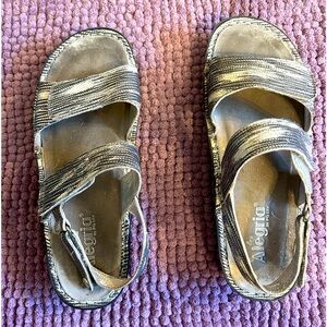 Algeria Size 40 with leather upper with adjustable straps.